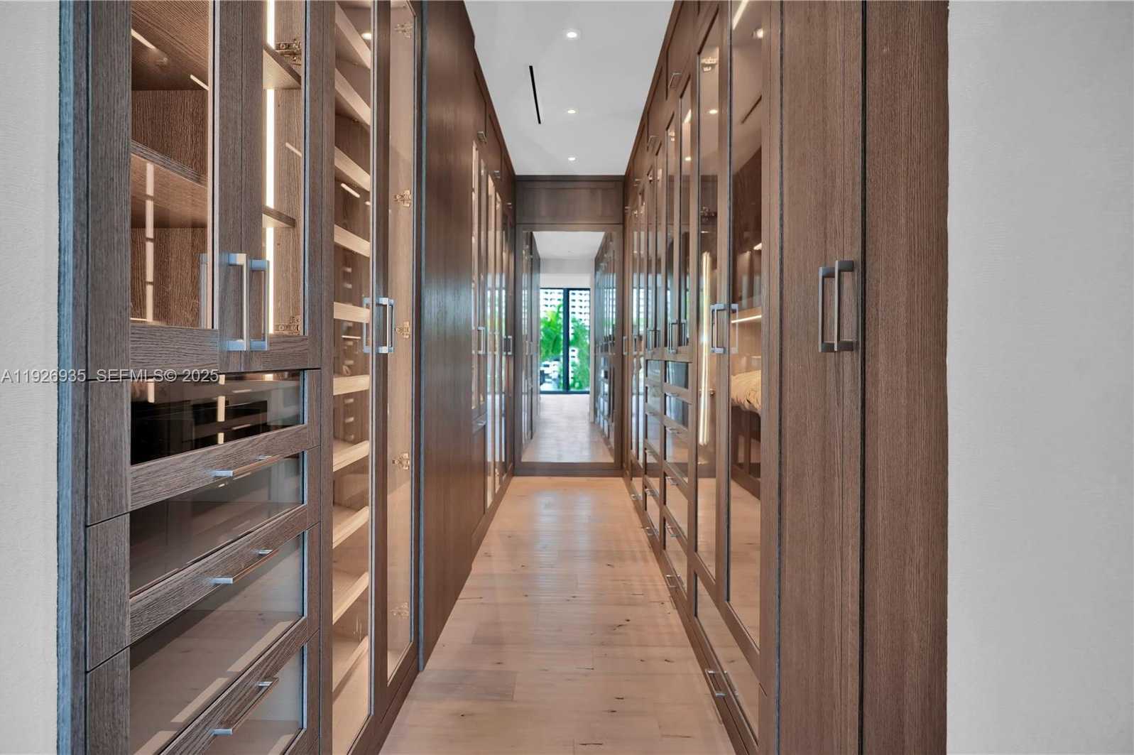 Small Image of 5501 PINE TREE DR, Miami Beach Number 35