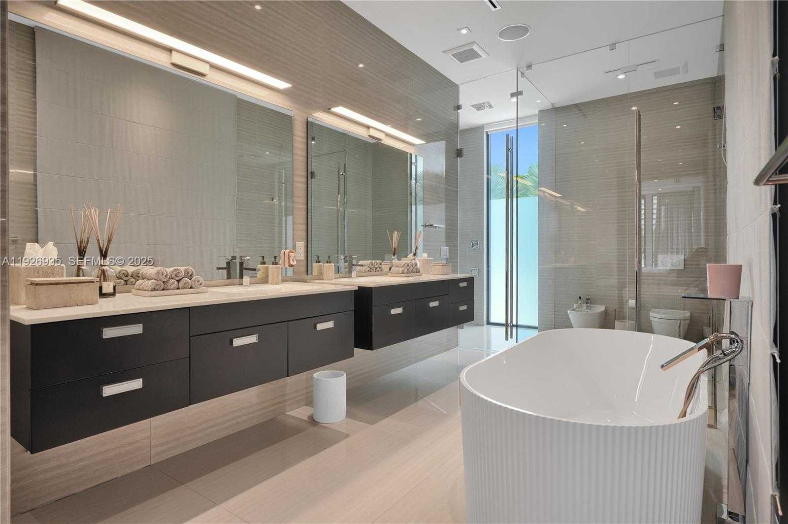 Small Image of 5501 PINE TREE DR, Miami Beach Number 37