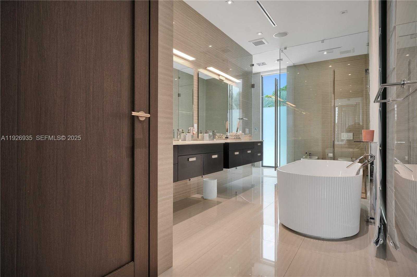 Small Image of 5501 PINE TREE DR, Miami Beach Number 38