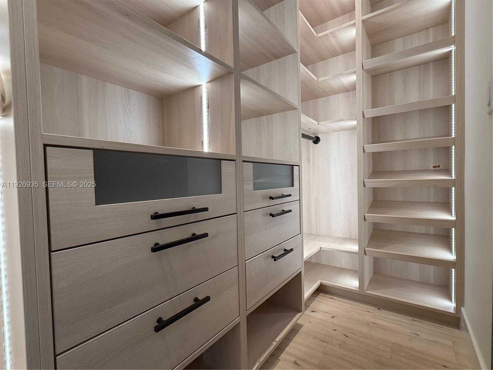 Small Image of 5501 PINE TREE DR, Miami Beach Number 40