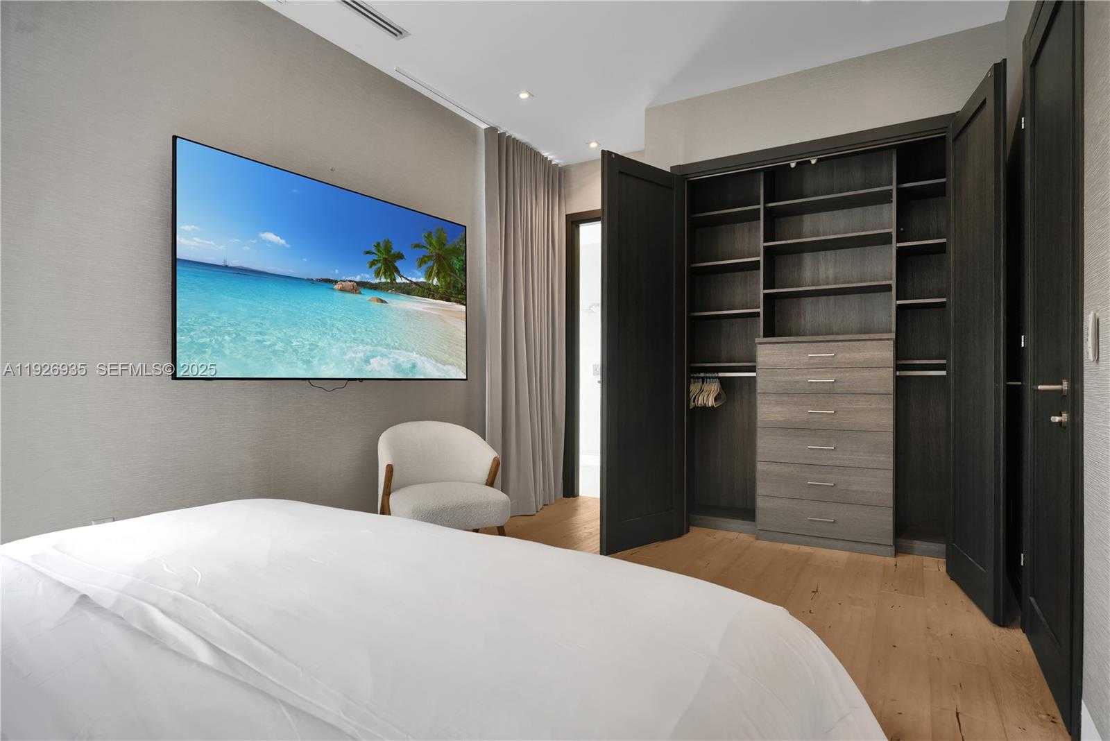 Small Image of 5501 PINE TREE DR, Miami Beach Number 47