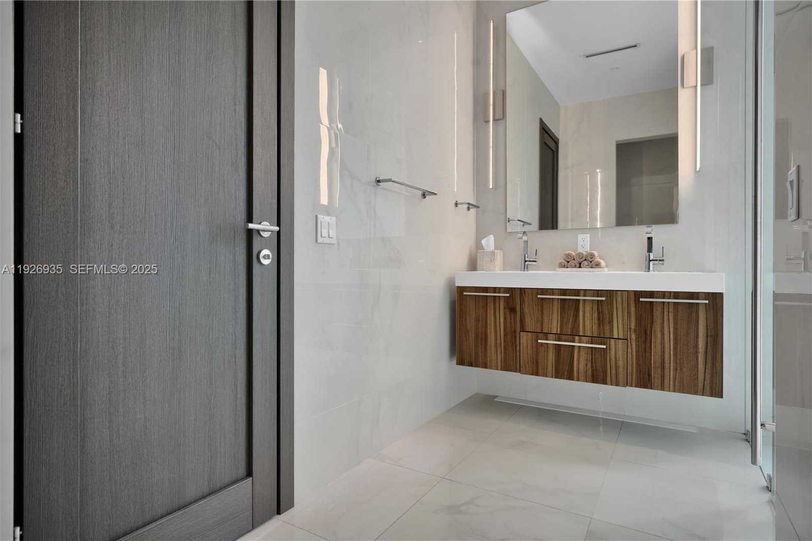 Small Image of 5501 PINE TREE DR, Miami Beach Number 49