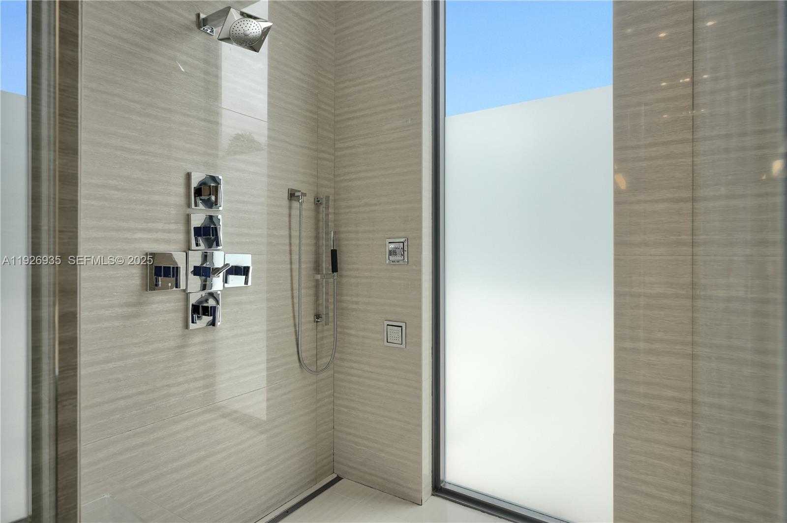 Small Image of 5501 PINE TREE DR, Miami Beach Number 53