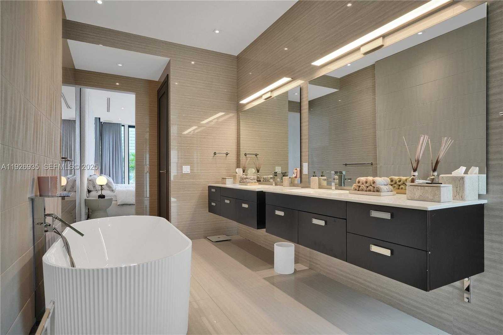 Small Image of 5501 PINE TREE DR, Miami Beach Number 55