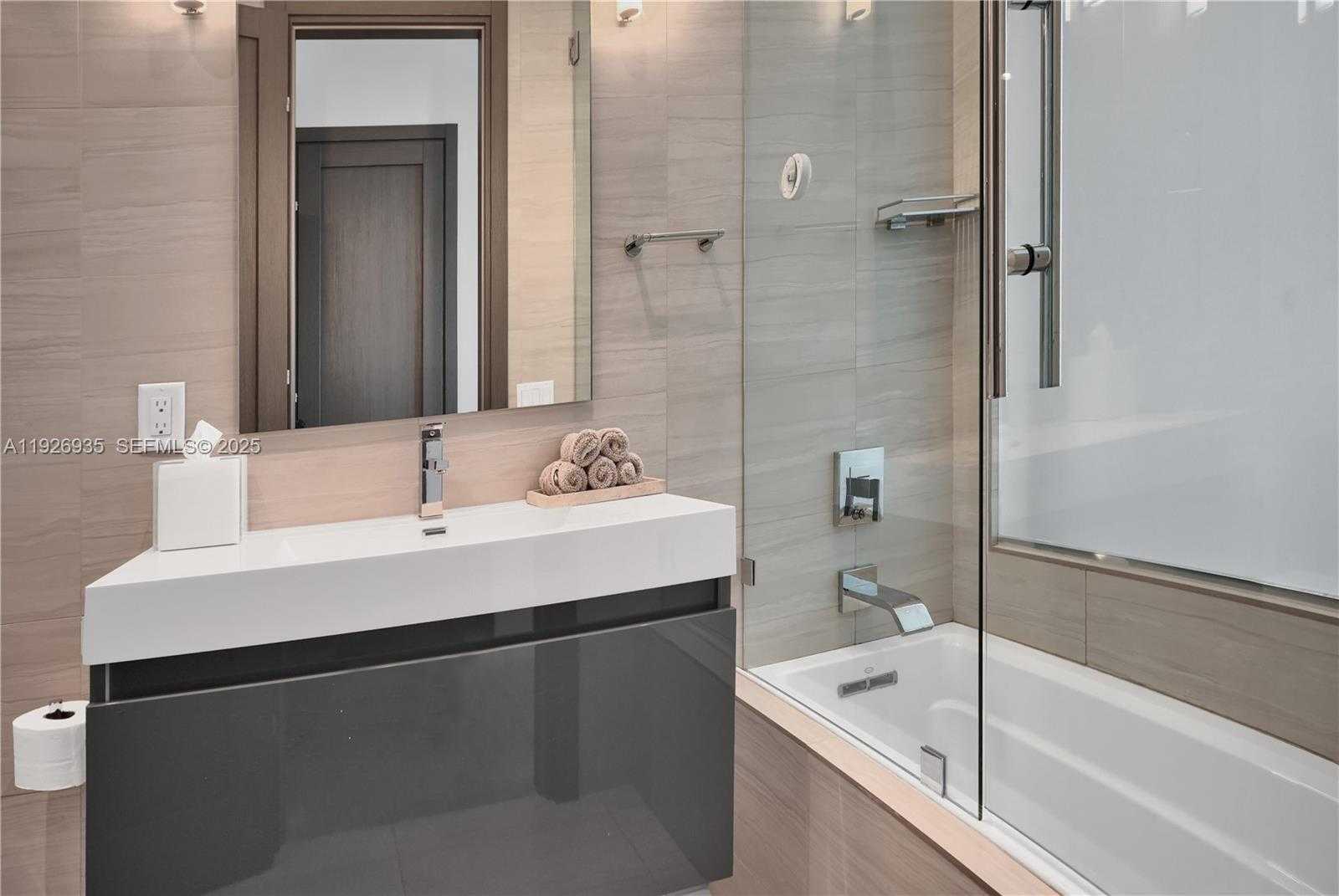 Small Image of 5501 PINE TREE DR, Miami Beach Number 56