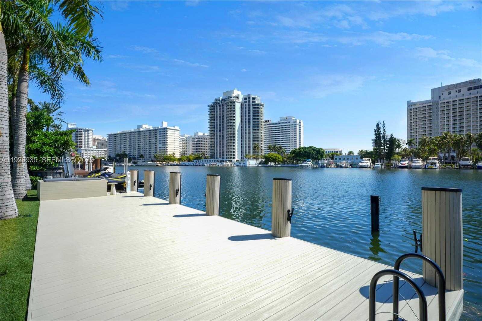 Small Image of 5501 PINE TREE DR, Miami Beach Number 8