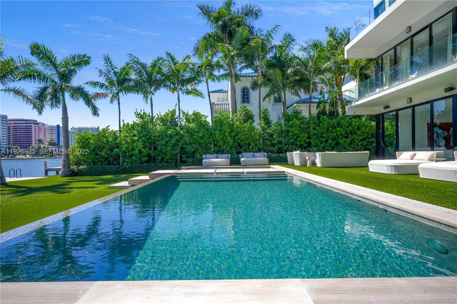 Small Image of 5501 PINE TREE DR, Miami Beach Number 9