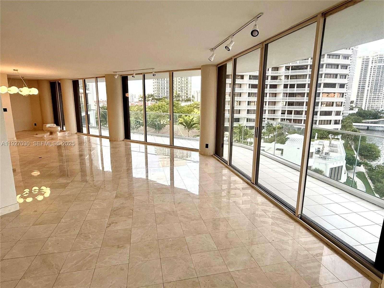 Small Image of 2800 ISLAND BLVD #706, Aventura Number 4