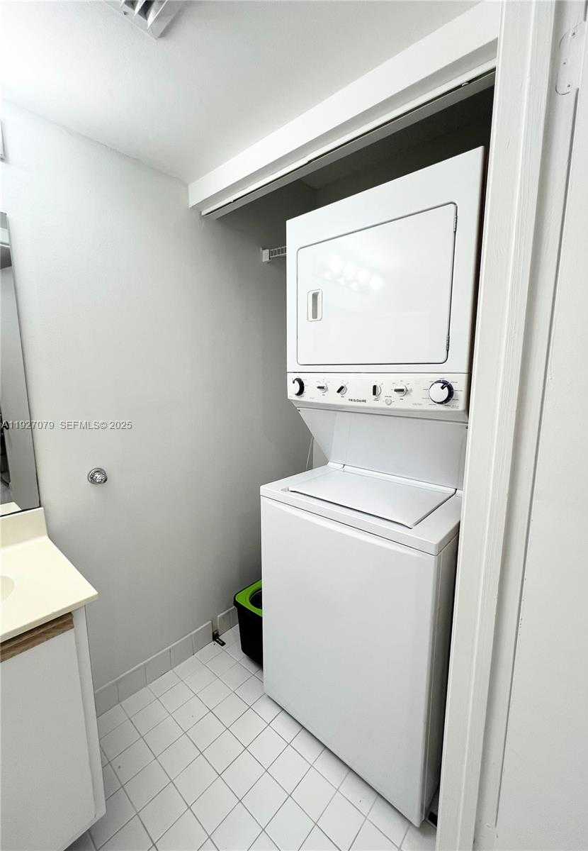 Small Image of 540 BRICKELL KEY DR #214, Miami Number 9