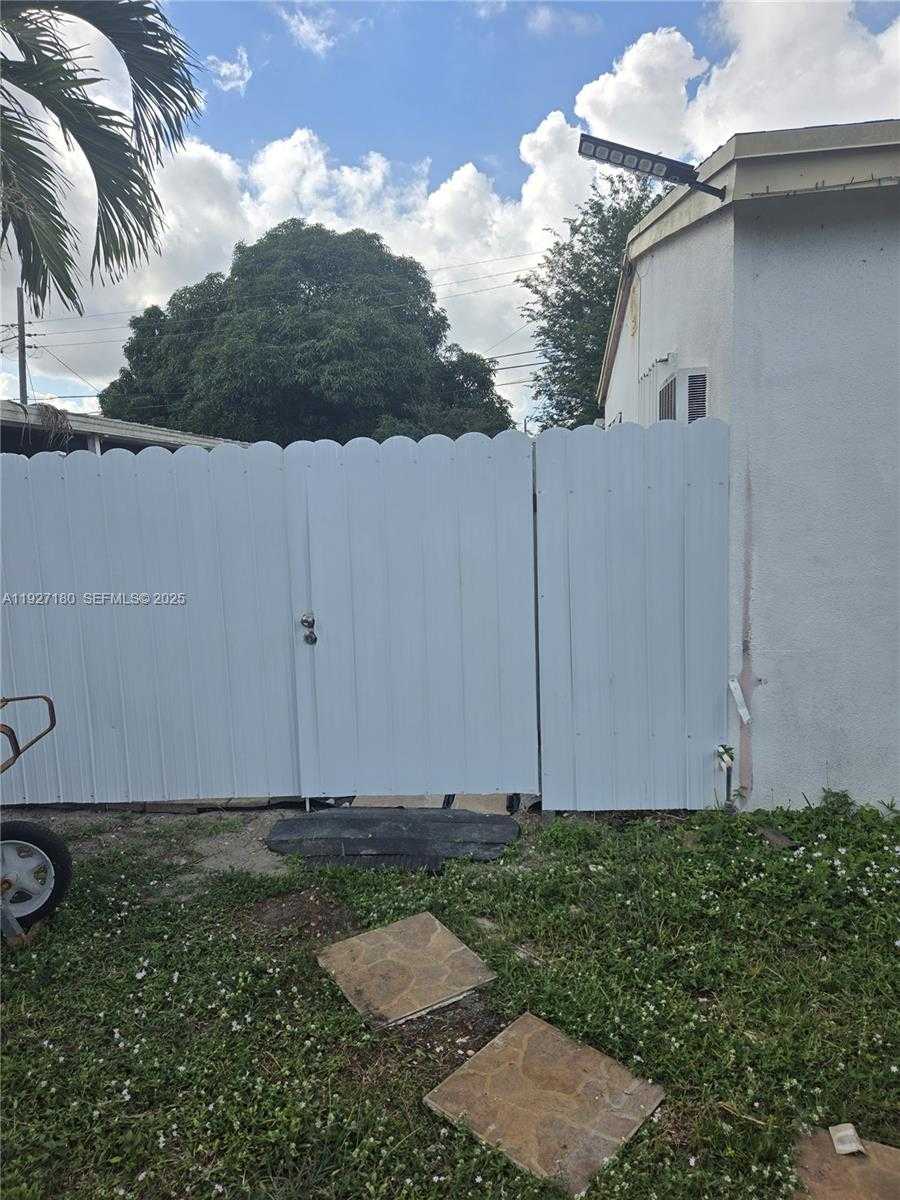 Small Image of 16240 NORTH WEST 18TH AVE, Miami Gardens Number 2