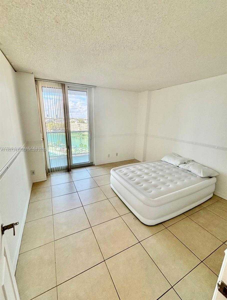 Small Image of 100 BAYVIEW DR #903, Sunny Isles Beach Number 14