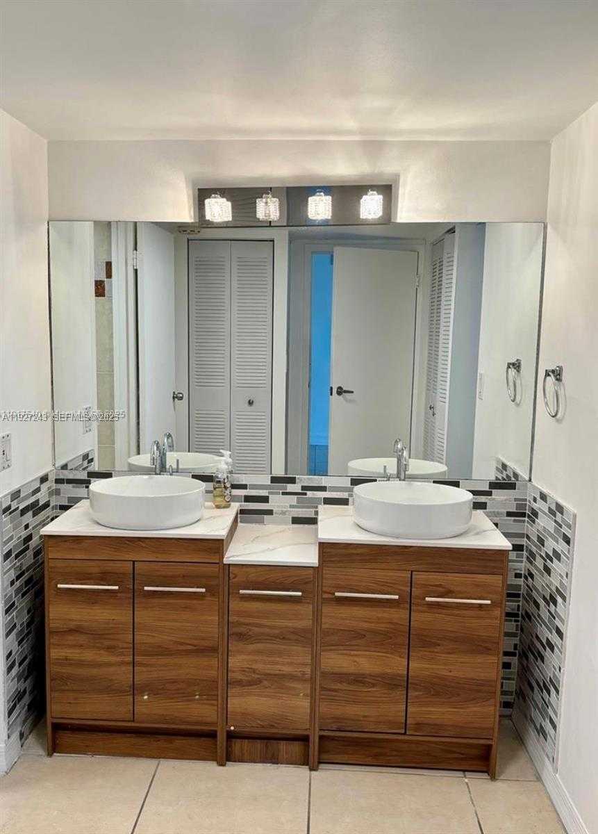 Small Image of 100 BAYVIEW DR #903, Sunny Isles Beach Number 15