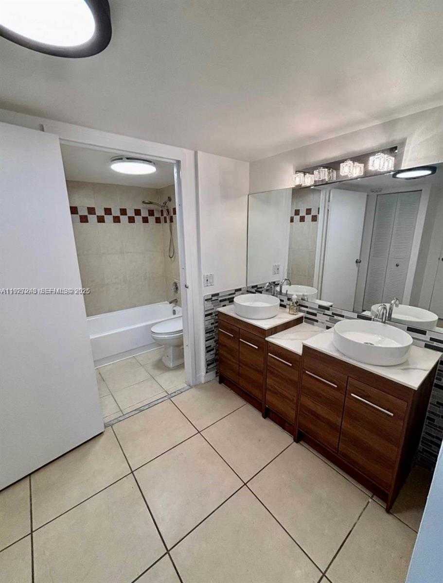 Small Image of 100 BAYVIEW DR #903, Sunny Isles Beach Number 16