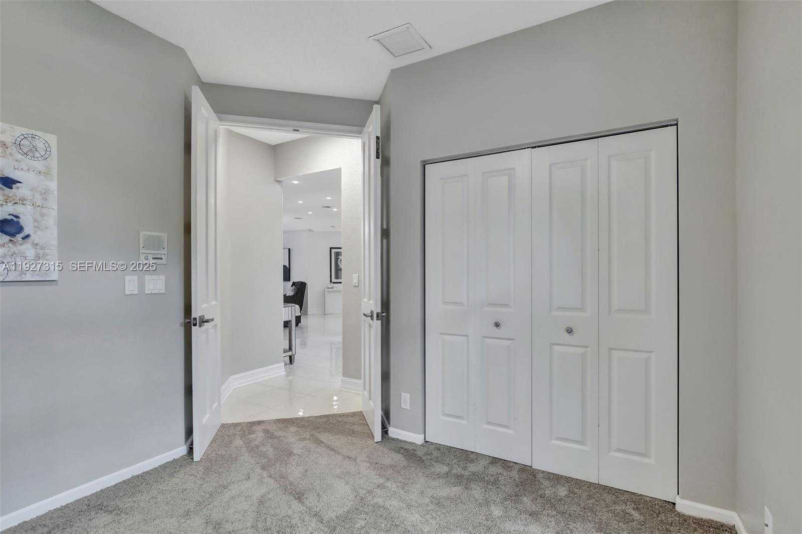 Small Image of 2922 MEDINAH, Weston Number 11