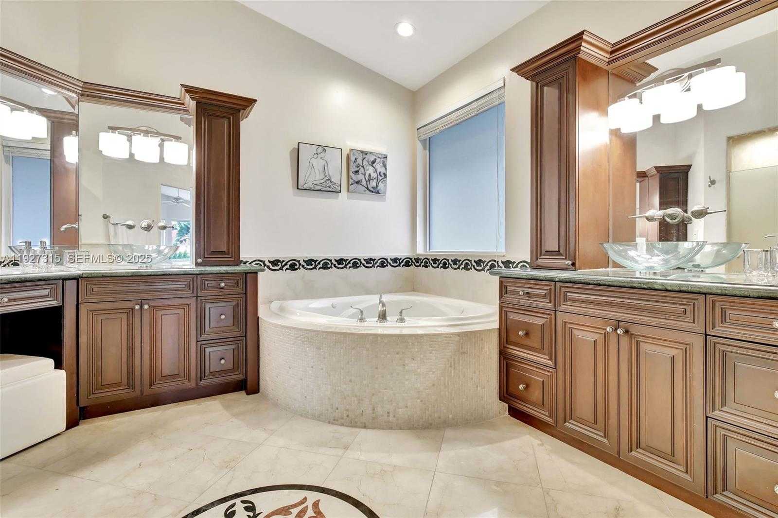 Small Image of 2922 MEDINAH, Weston Number 32