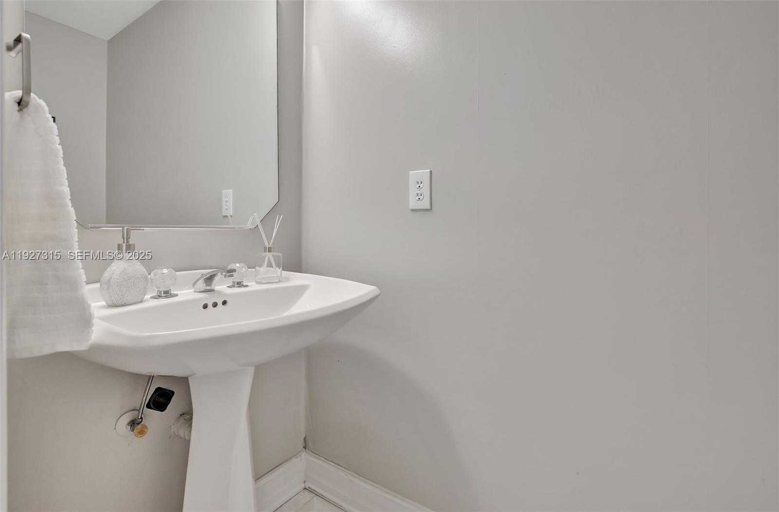 Small Image of 2922 MEDINAH, Weston Number 43