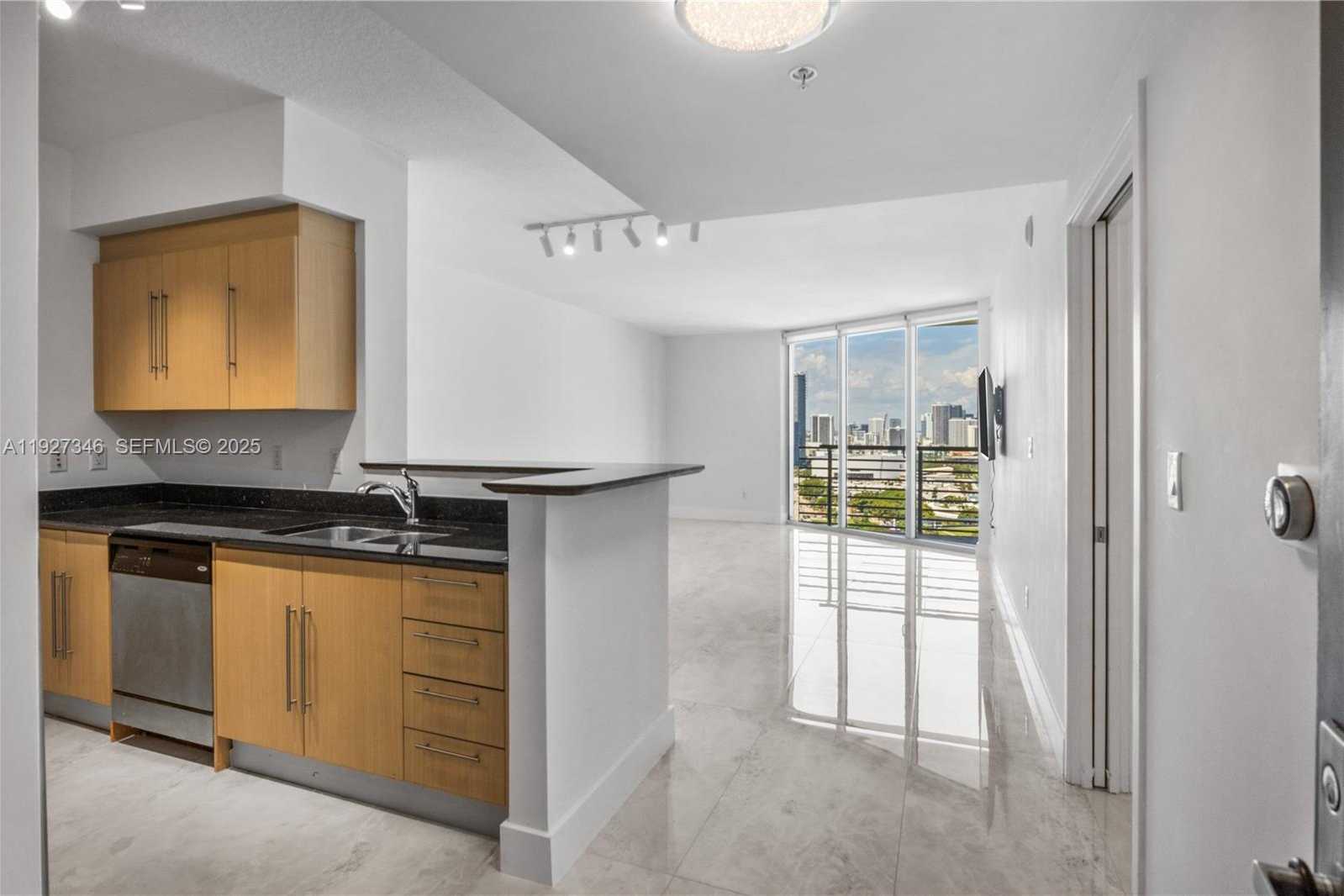 Small Image of 325 SOUTH BISCAYNE BLVD #3118, Miami Number 2