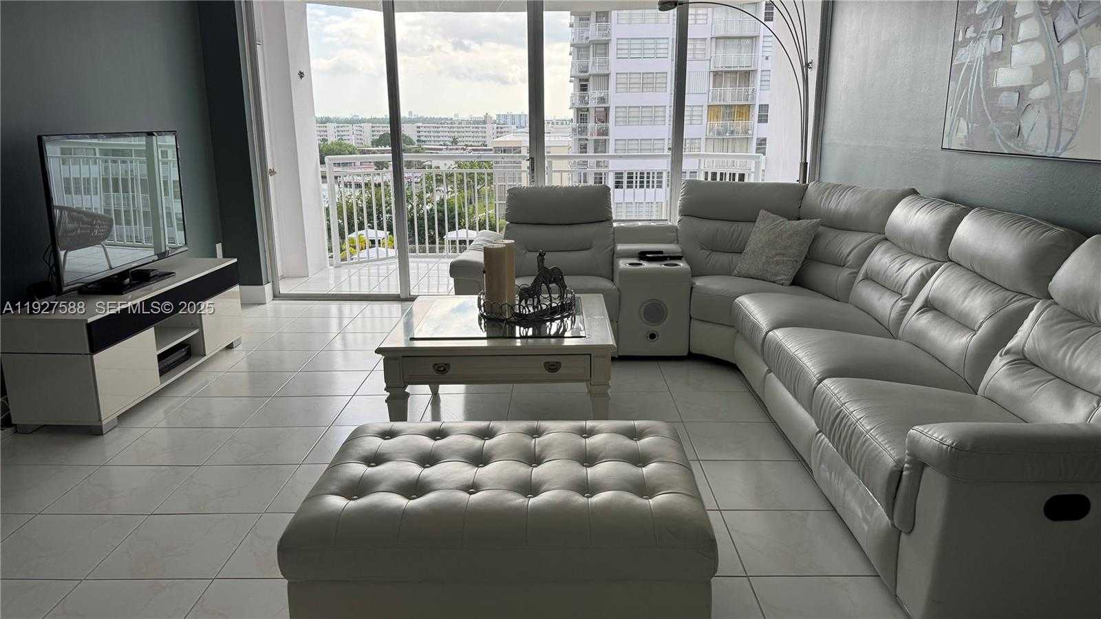 Small Image of 18071 BISCAYNE BLVD #704, Aventura Number 12