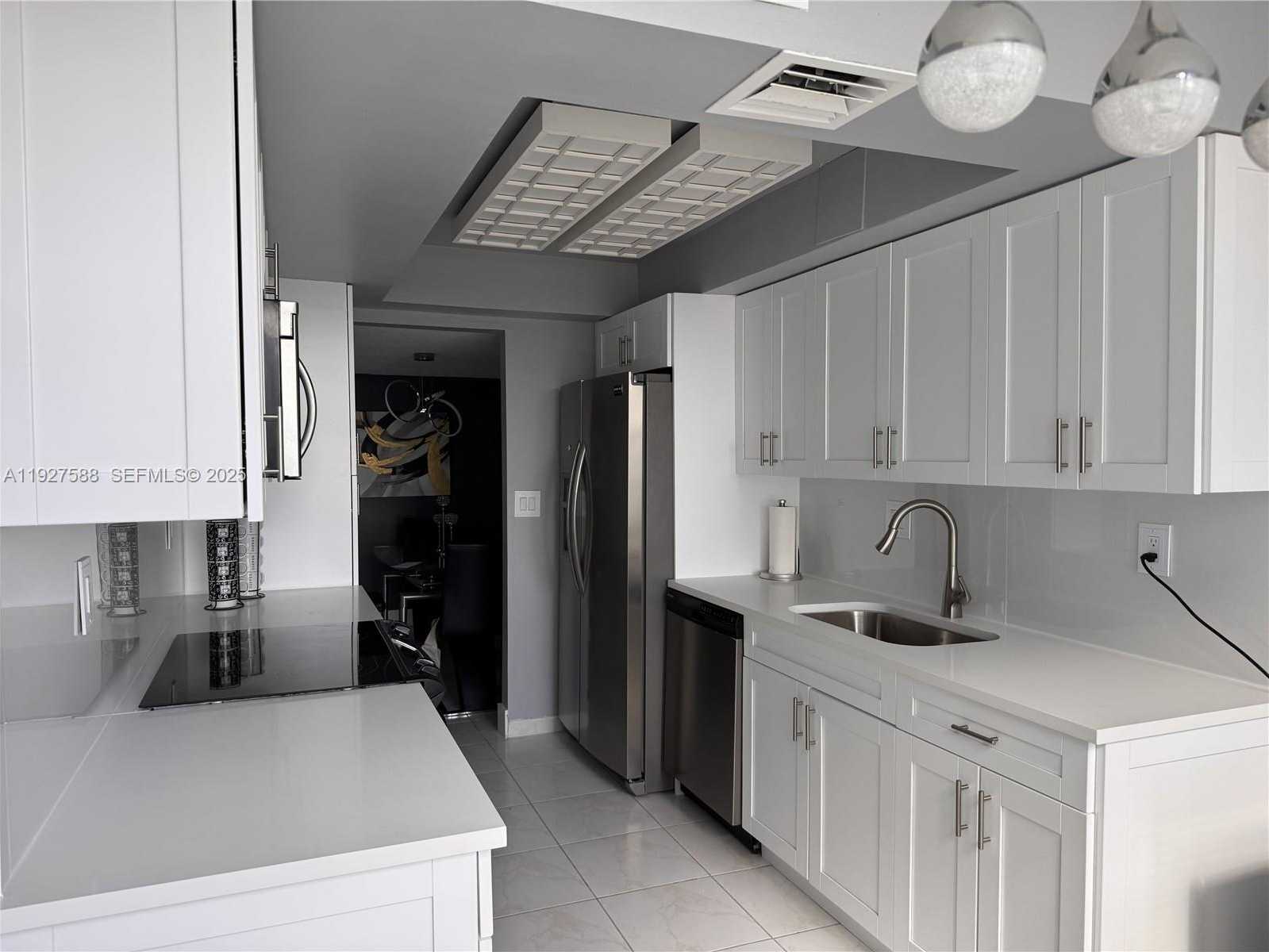 Small Image of 18071 BISCAYNE BLVD #704, Aventura Number 3