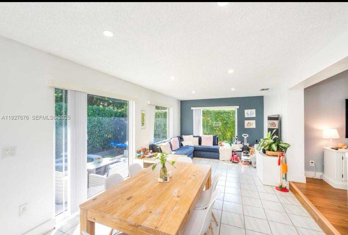 Small Image of 819 CAPRI ST, Coral Gables Number 1