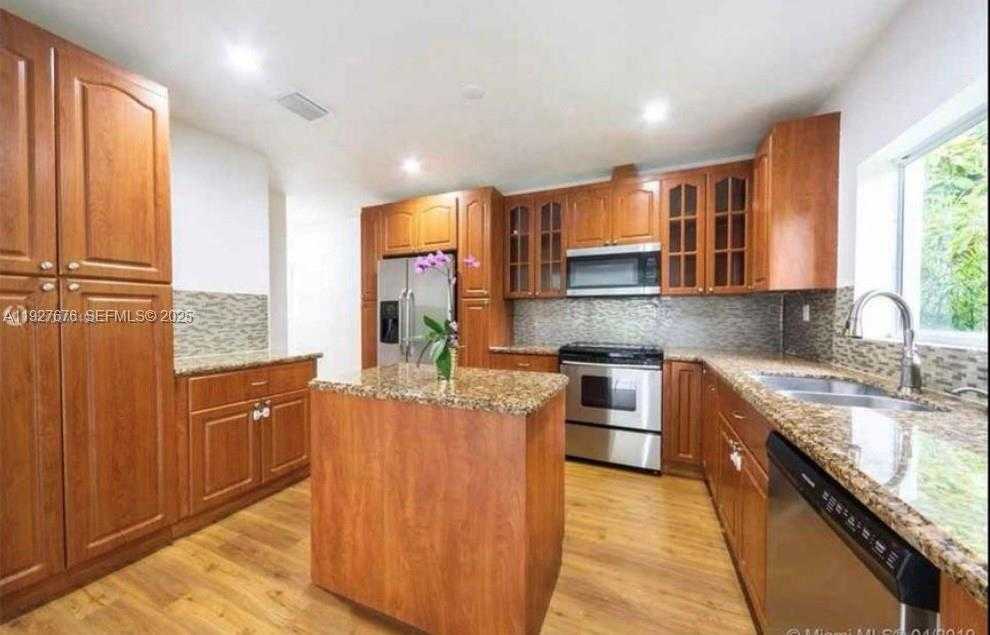 Small Image of 819 CAPRI ST, Coral Gables Number 2