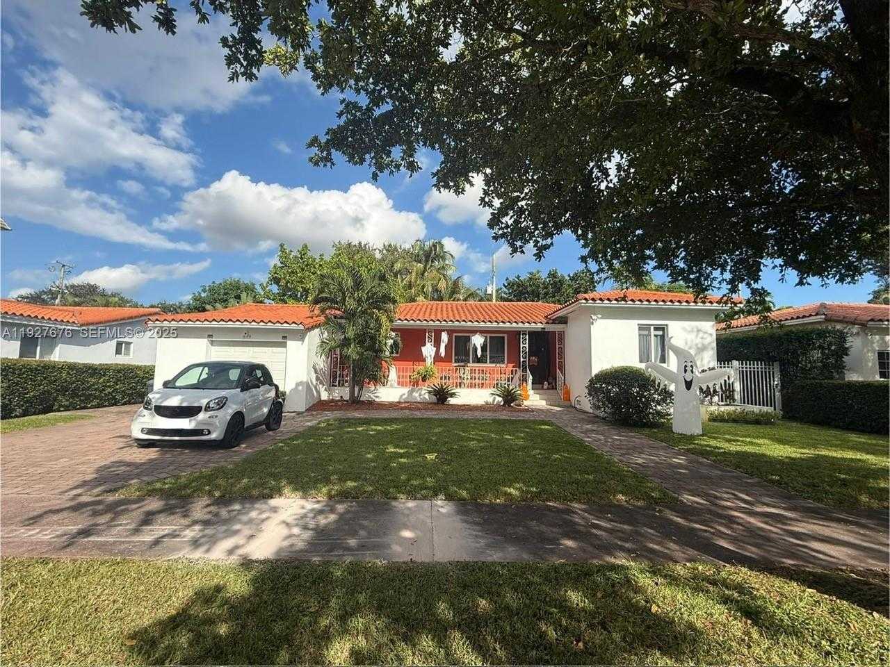 Small Image of 819 CAPRI ST, Coral Gables Number 3
