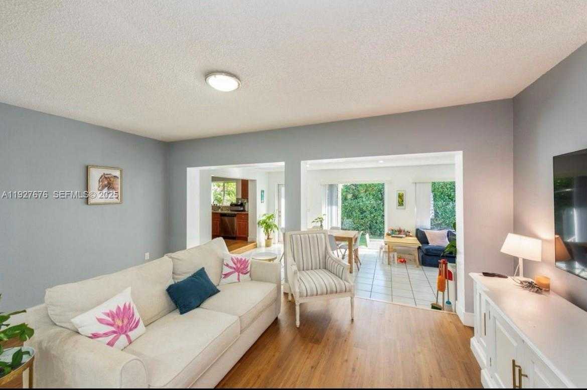 Small Image of 819 CAPRI ST, Coral Gables Number 4