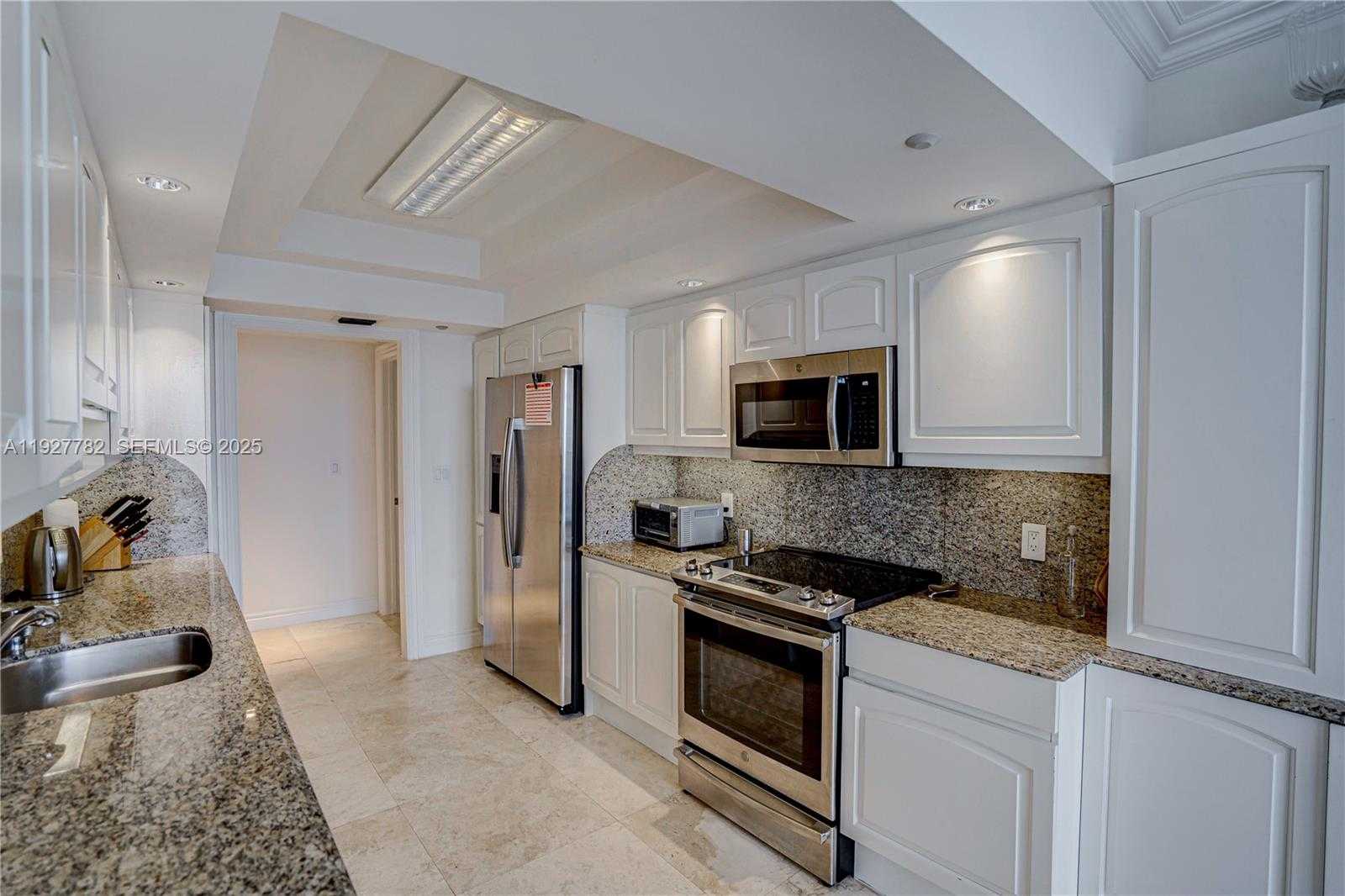 Small Image of 7000 ISLAND BL #2806, Aventura Number 13