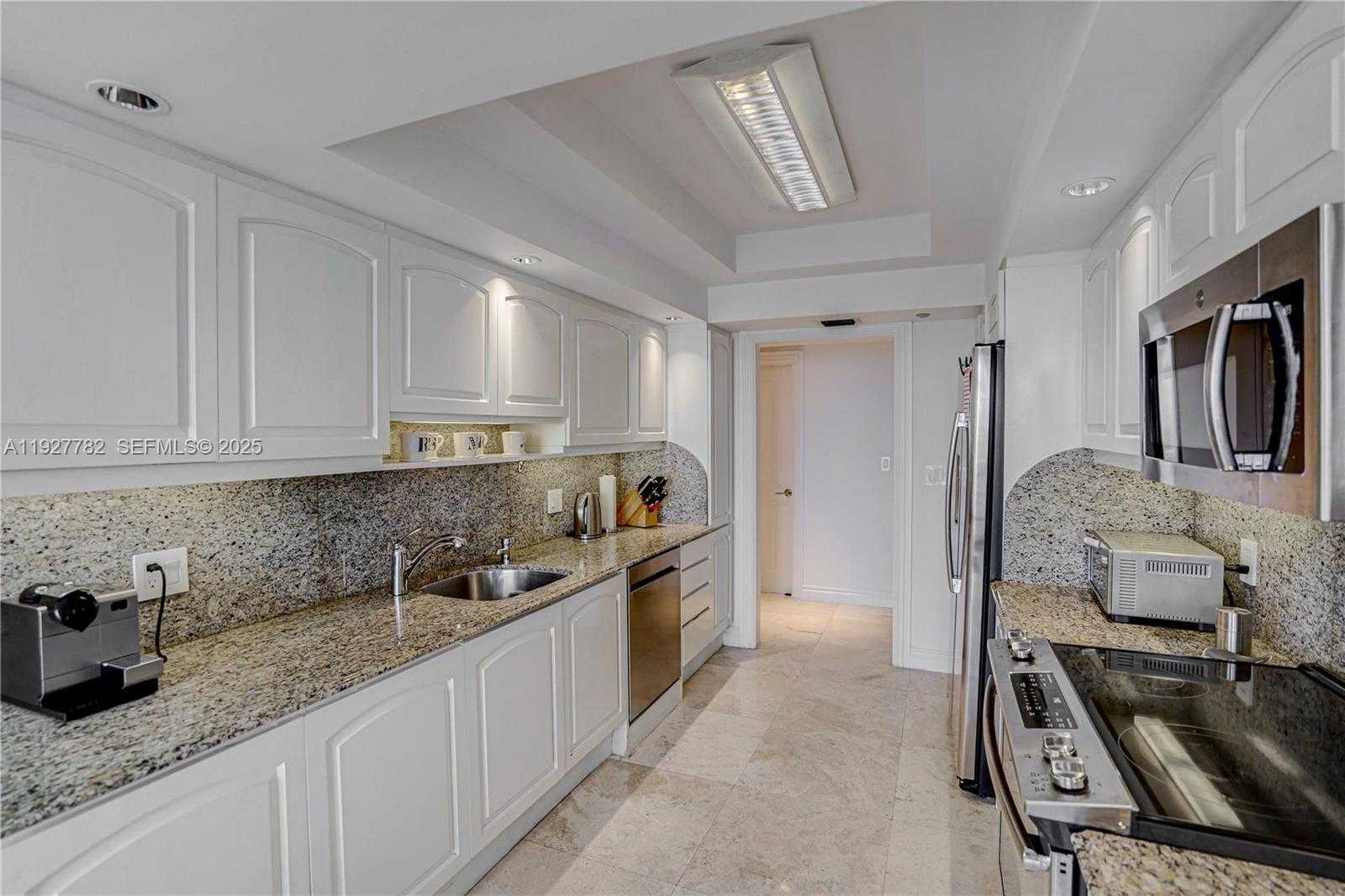 Small Image of 7000 ISLAND BL #2806, Aventura Number 14