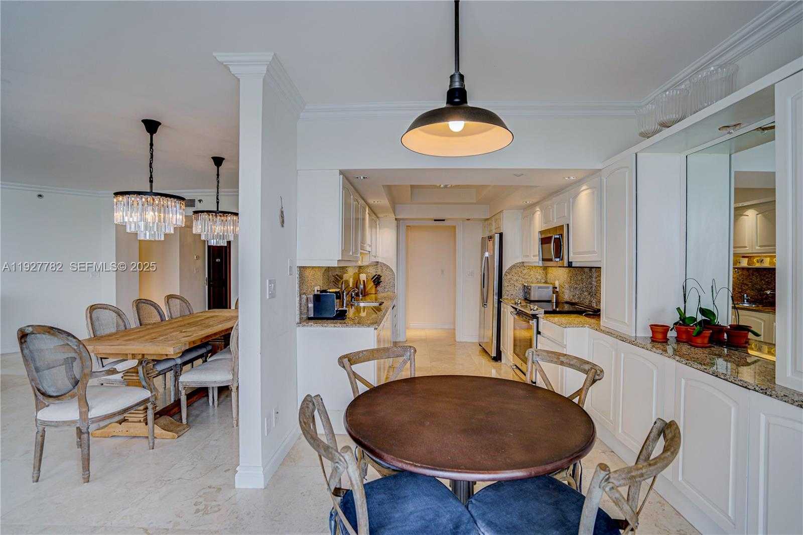 Small Image of 7000 ISLAND BL #2806, Aventura Number 15