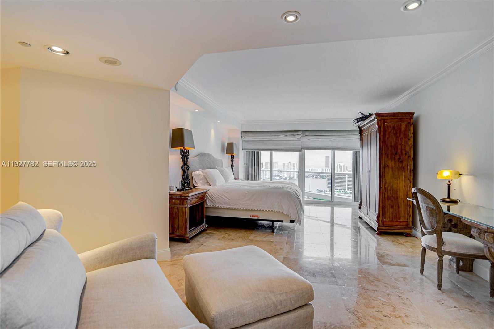 Small Image of 7000 ISLAND BL #2806, Aventura Number 16