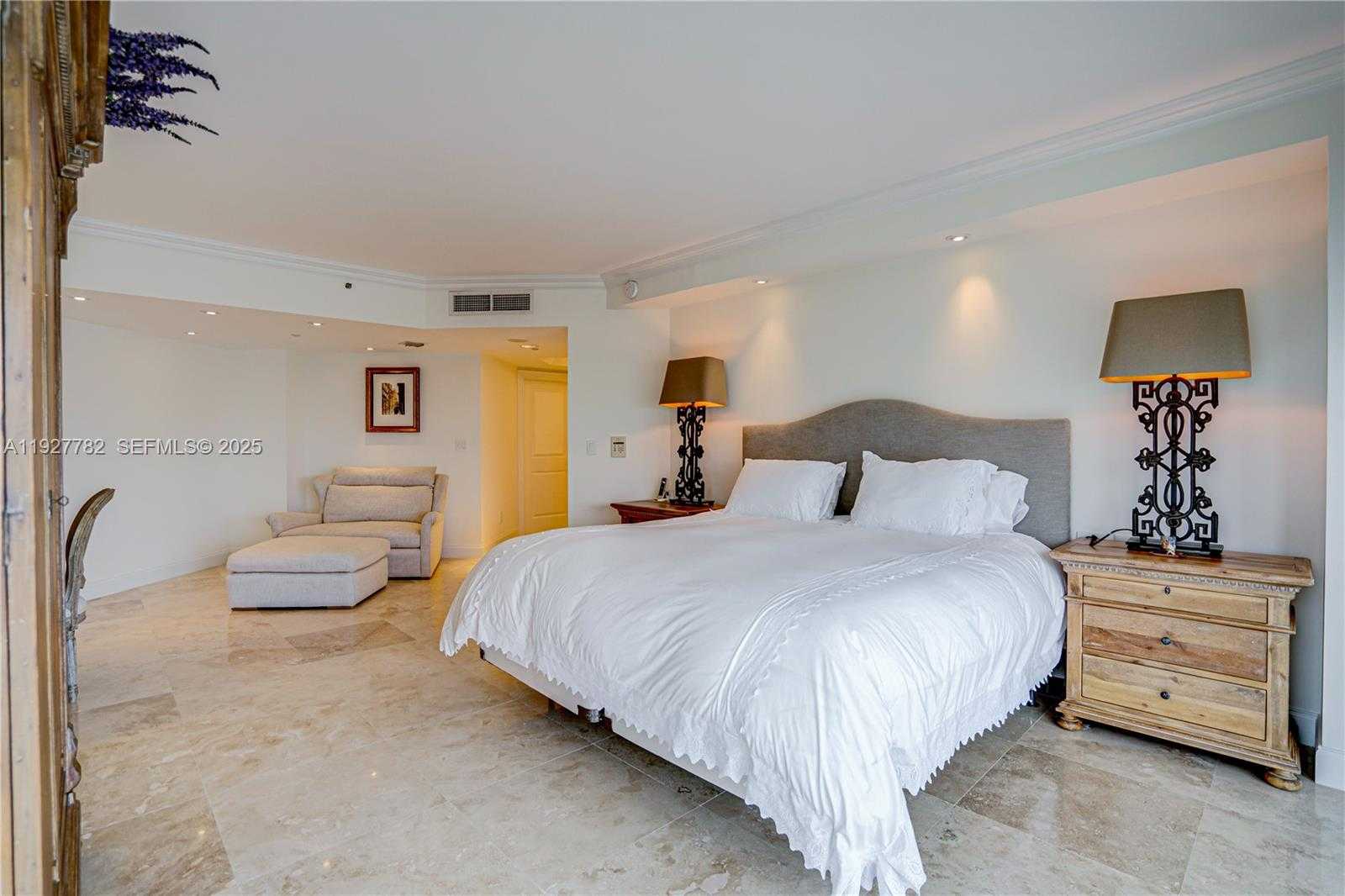 Small Image of 7000 ISLAND BL #2806, Aventura Number 17