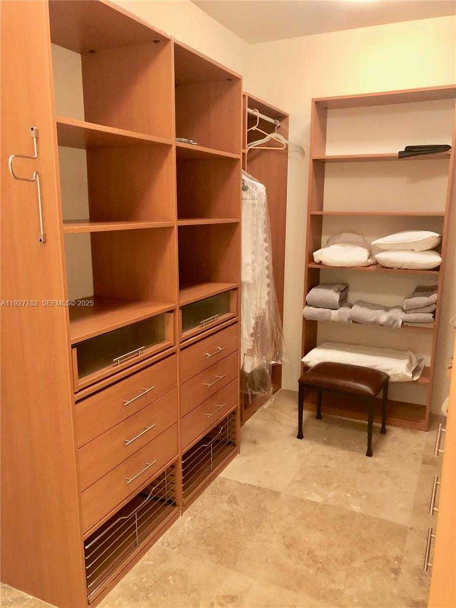 Small Image of 7000 ISLAND BL #2806, Aventura Number 18