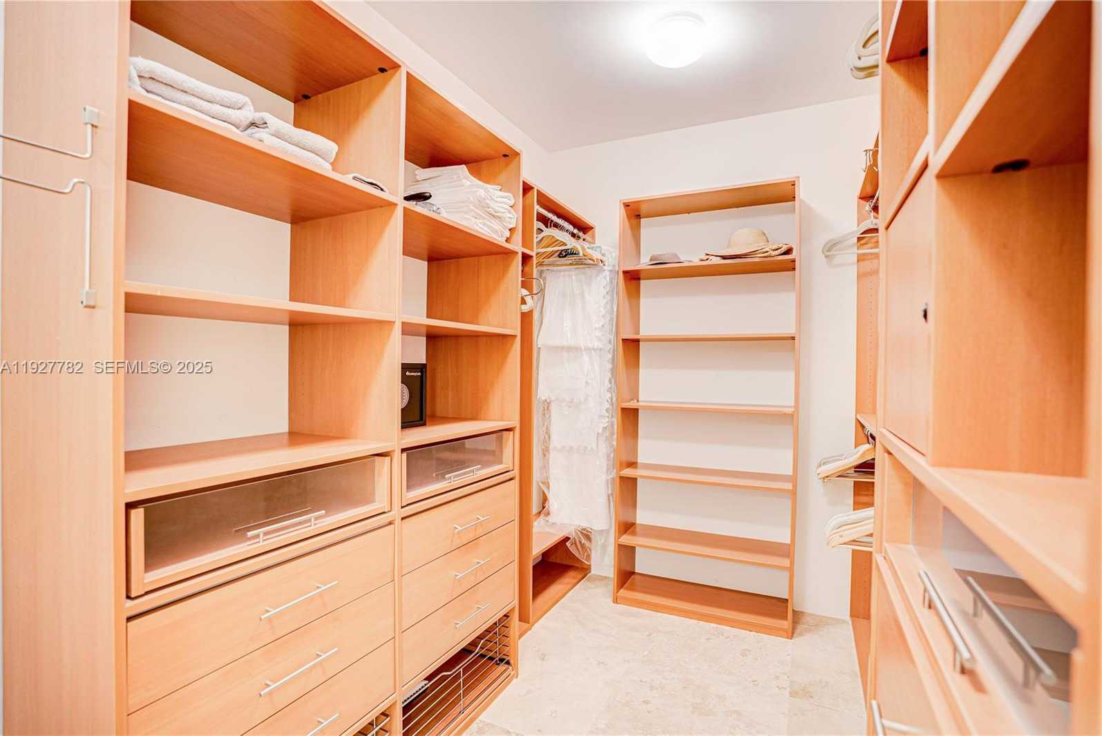 Small Image of 7000 ISLAND BL #2806, Aventura Number 19