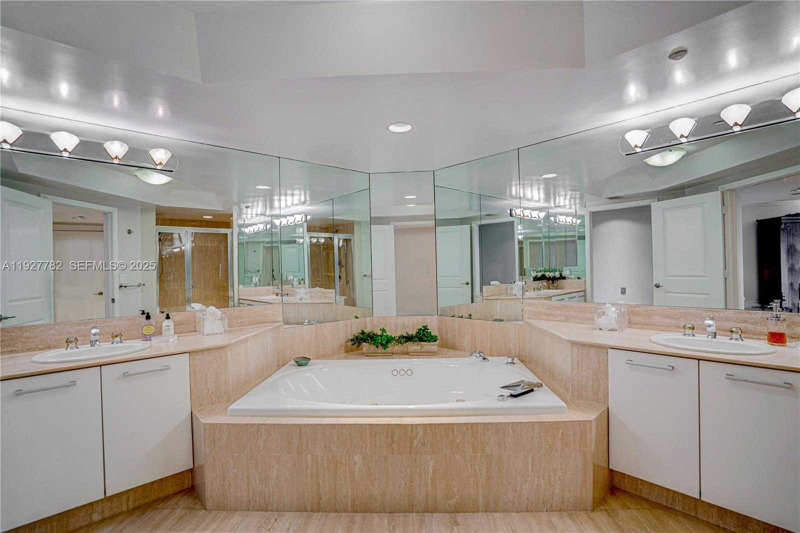 Small Image of 7000 ISLAND BL #2806, Aventura Number 20