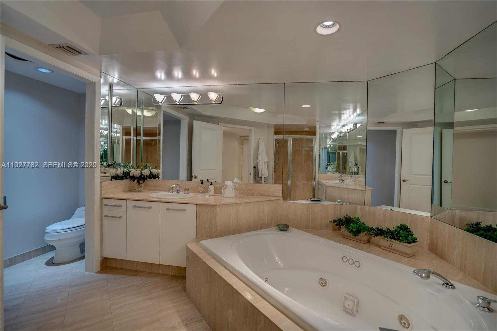 Small Image of 7000 ISLAND BL #2806, Aventura Number 21