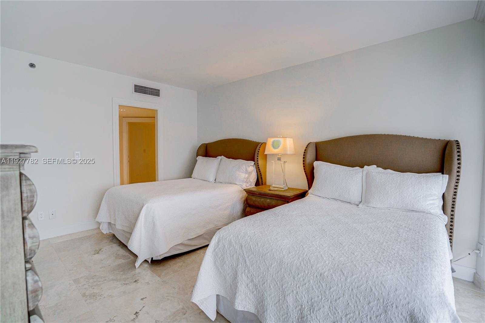 Small Image of 7000 ISLAND BL #2806, Aventura Number 22