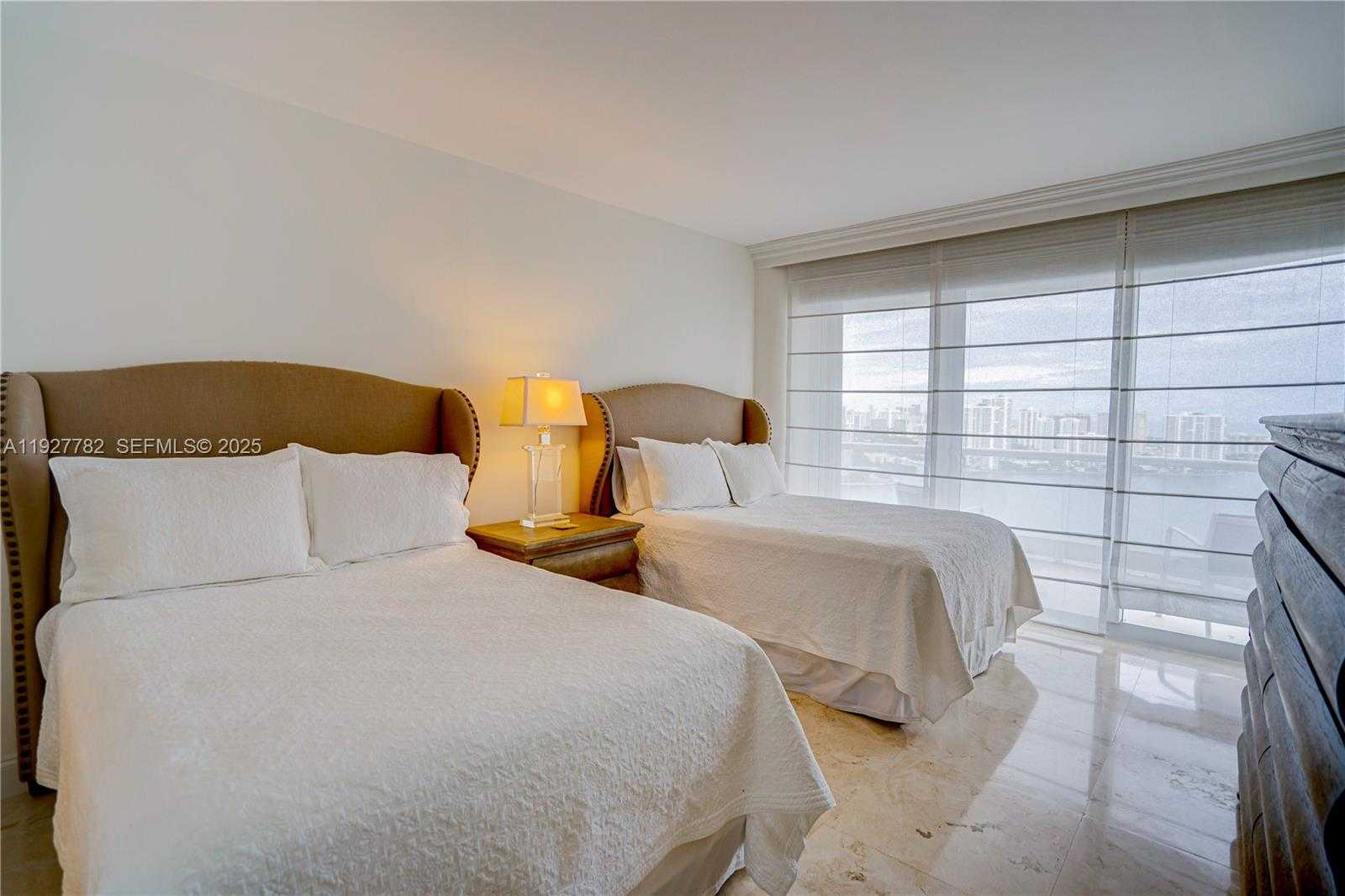 Small Image of 7000 ISLAND BL #2806, Aventura Number 23