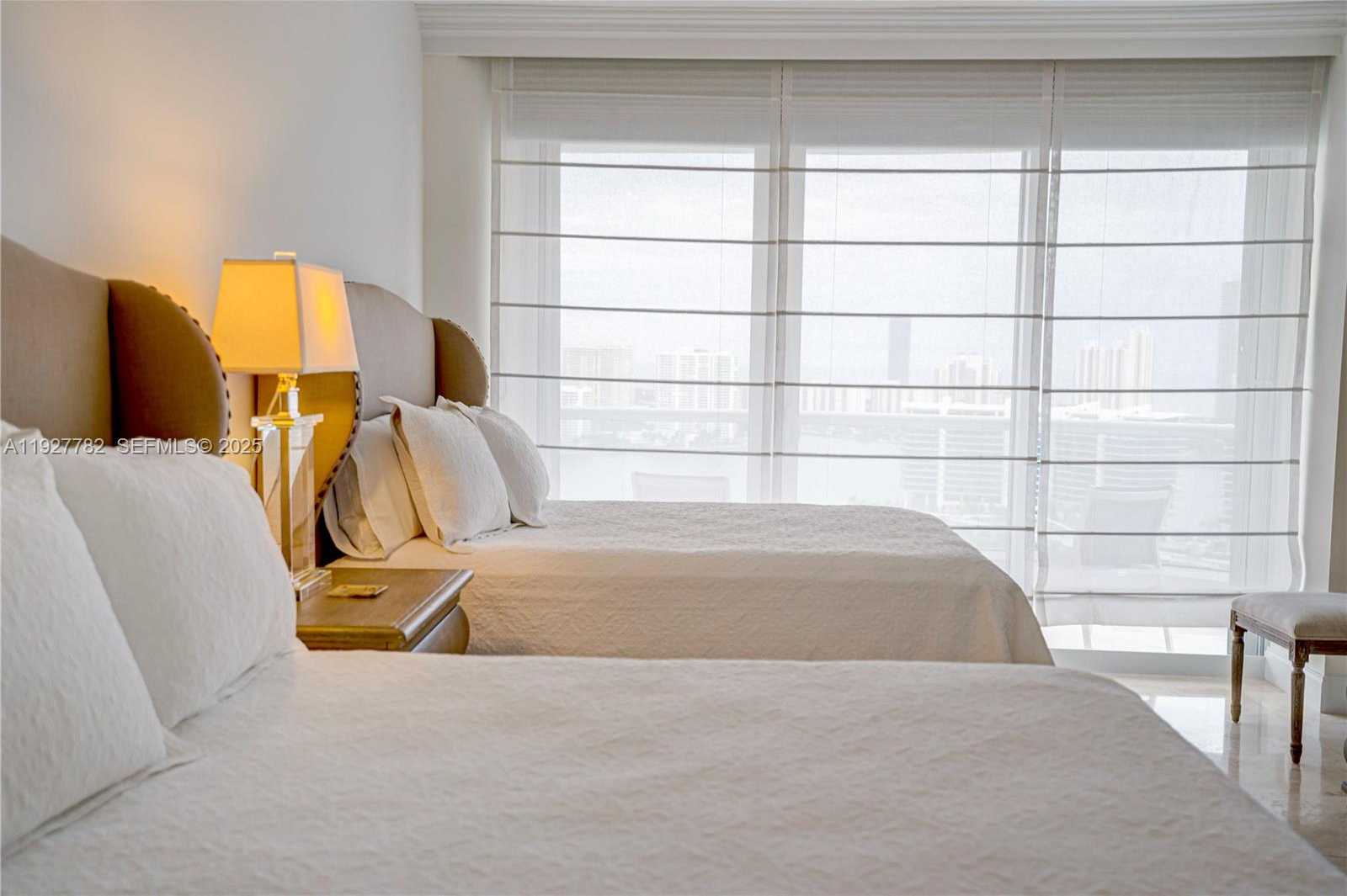 Small Image of 7000 ISLAND BL #2806, Aventura Number 24