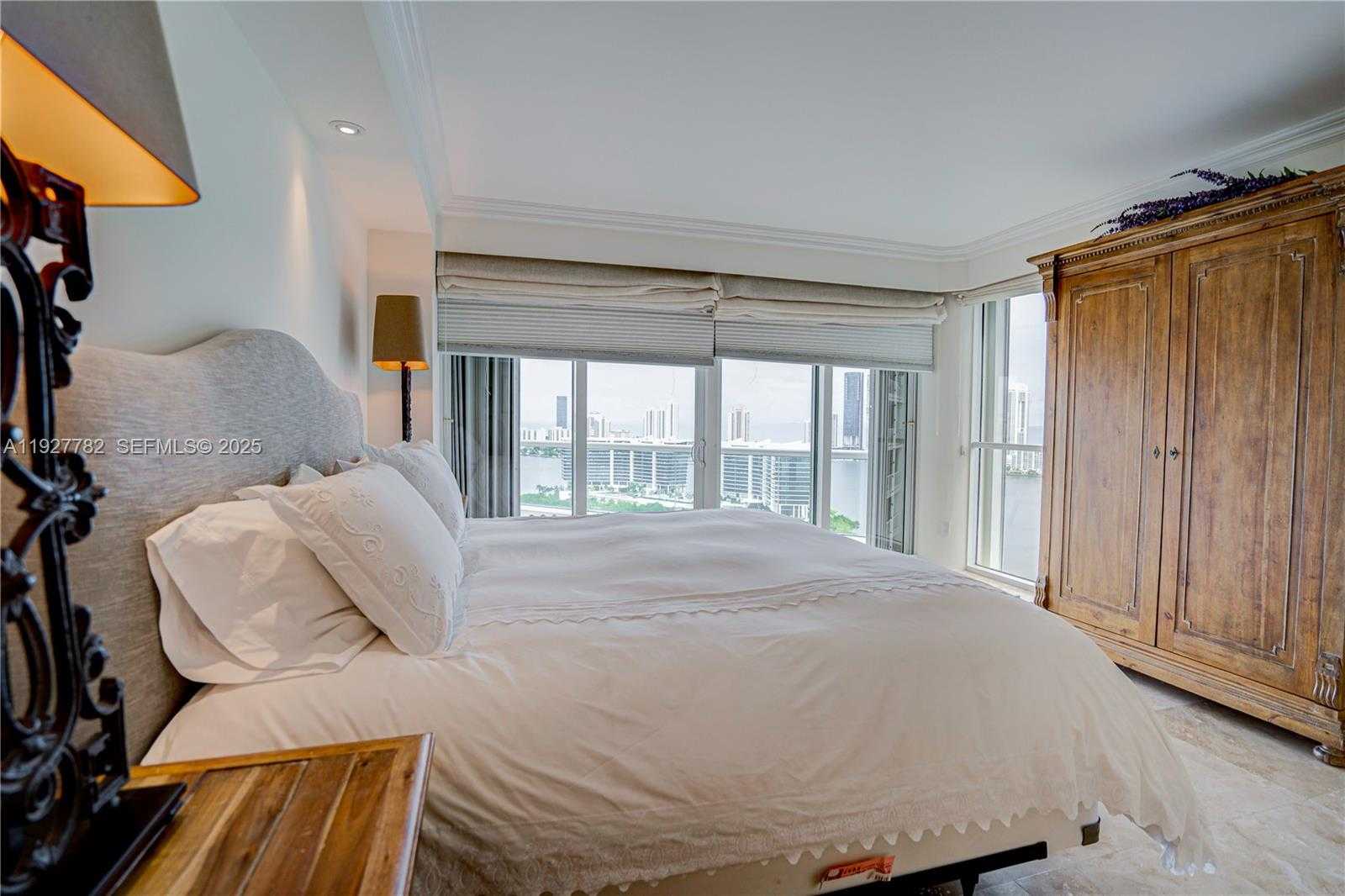 Small Image of 7000 ISLAND BL #2806, Aventura Number 25