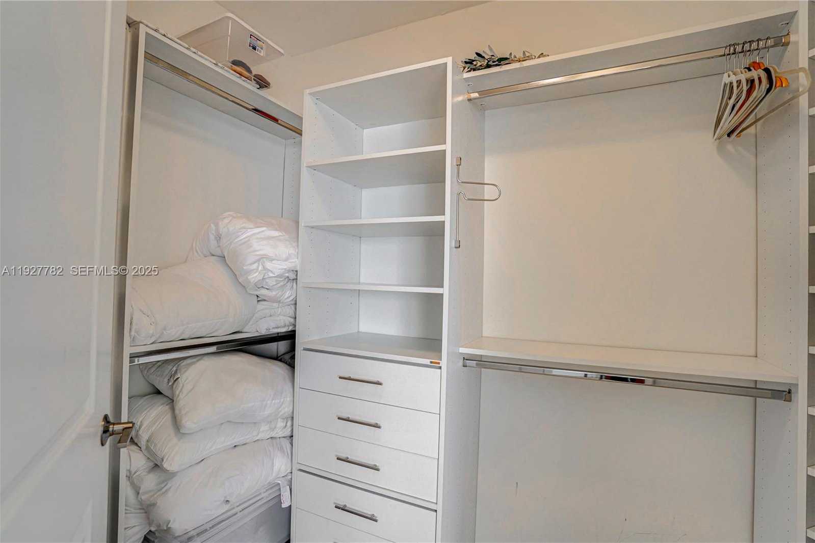 Small Image of 7000 ISLAND BL #2806, Aventura Number 29