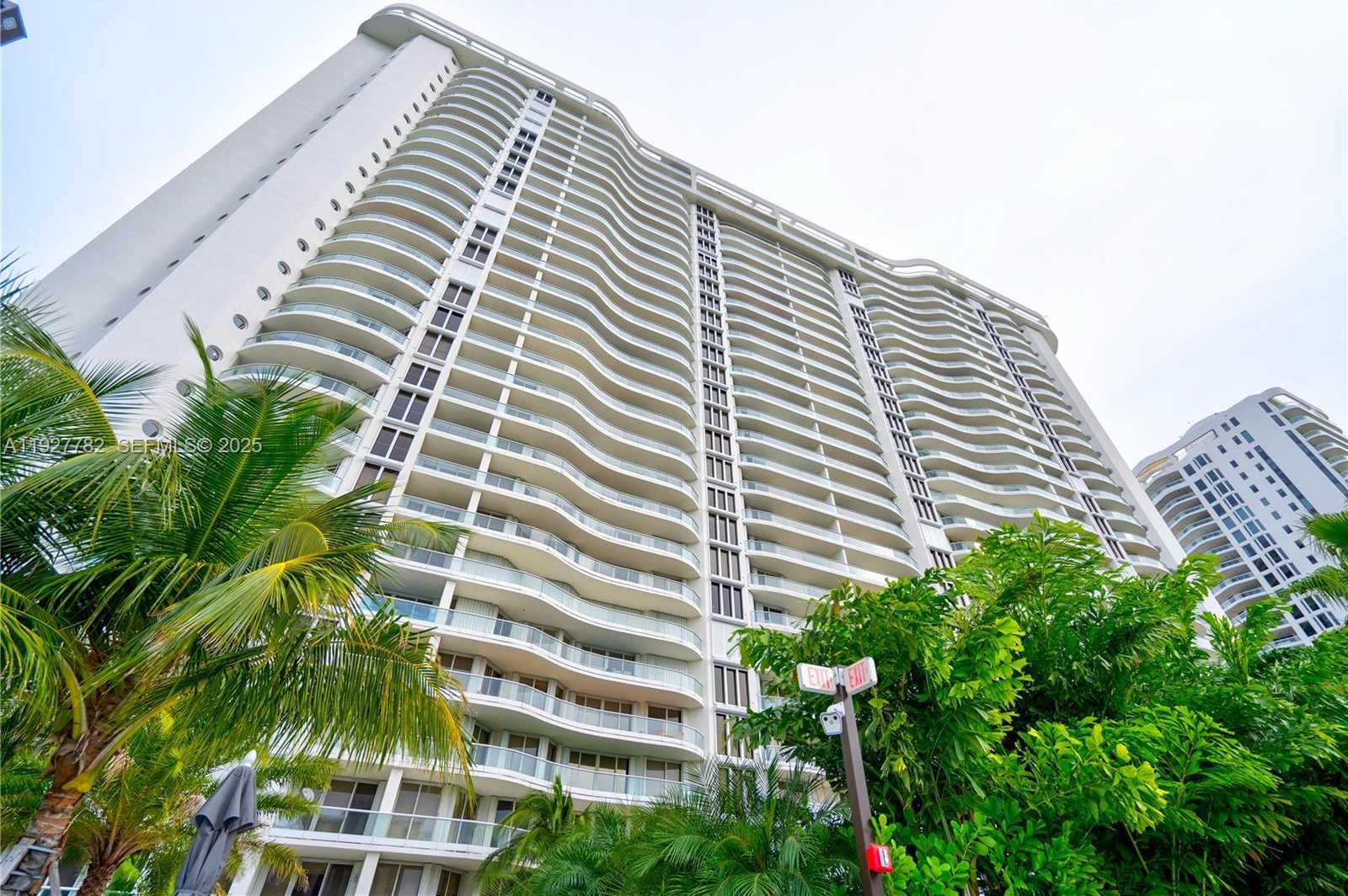 Small Image of 7000 ISLAND BL #2806, Aventura Number 33