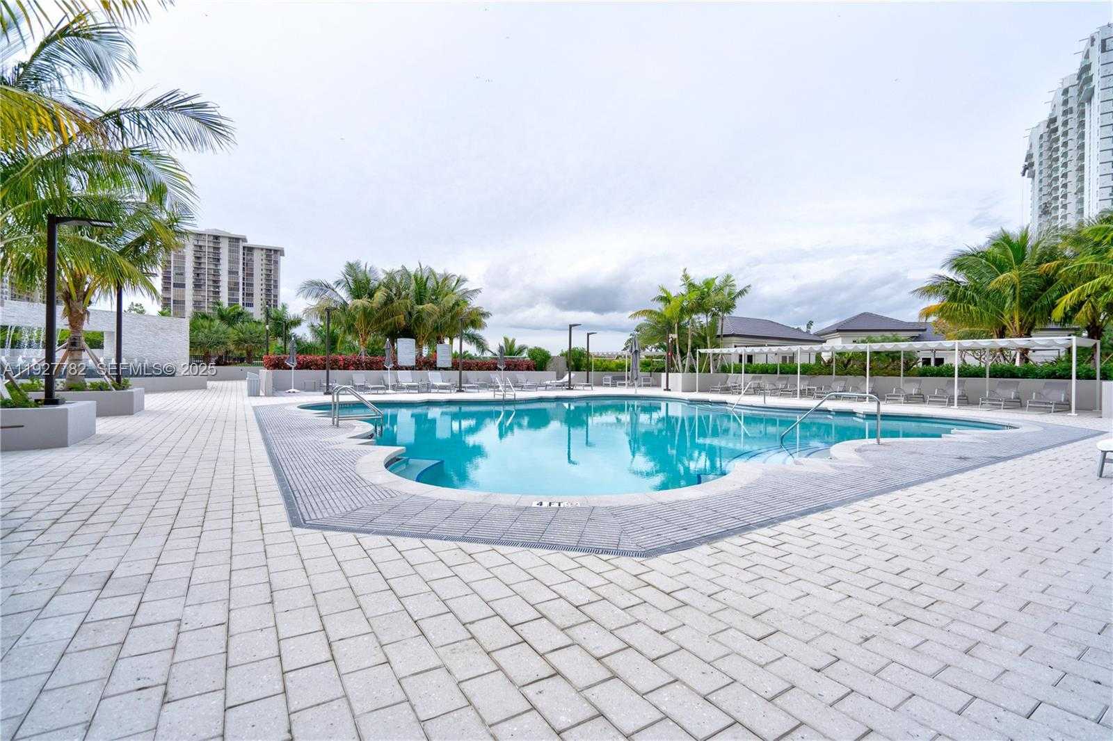 Small Image of 7000 ISLAND BL #2806, Aventura Number 34