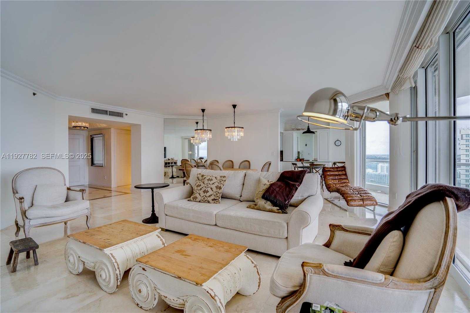 Small Image of 7000 ISLAND BL #2806, Aventura Number 8