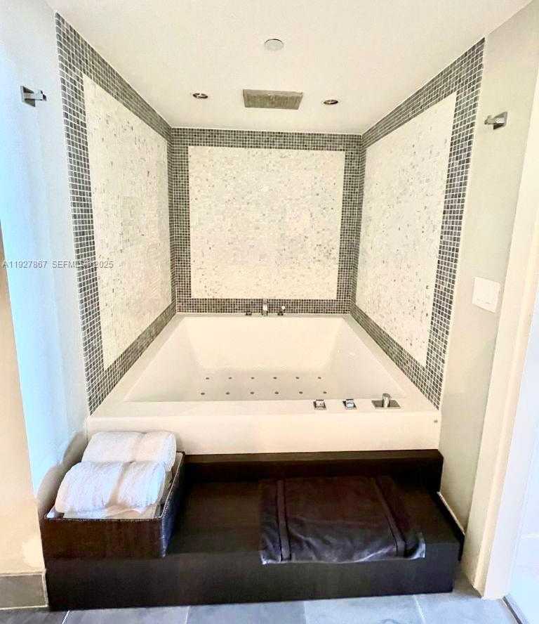 Small Image of 200 BISCAYNE BLVD WAY #4310, Miami Number 10