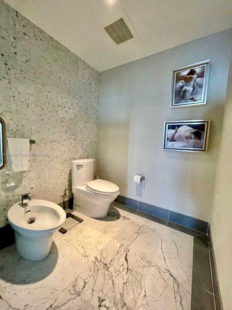 Small Image of 200 BISCAYNE BLVD WAY #4310, Miami Number 8