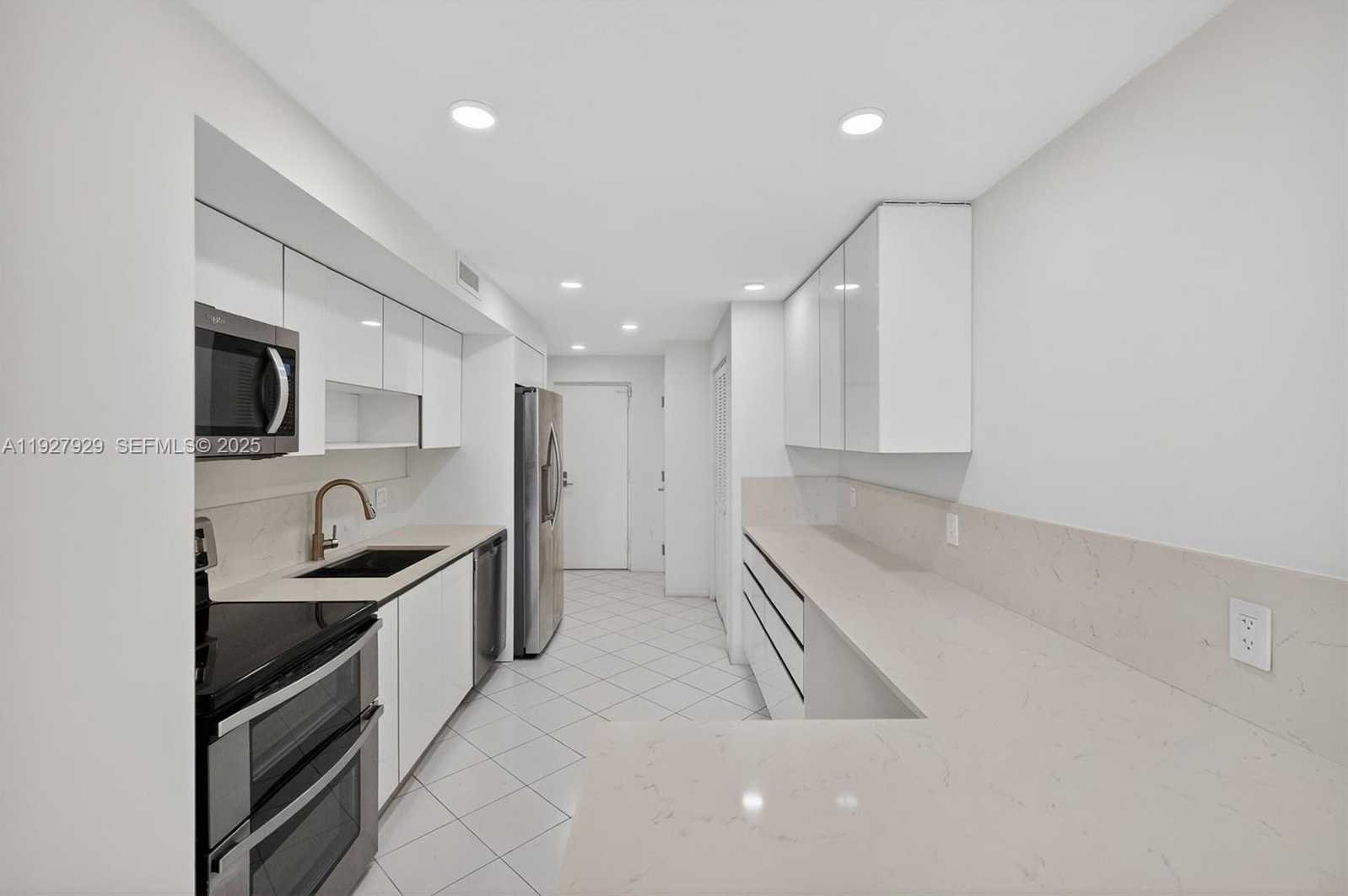 Small Image of 600 GRAPETREE DR #8FS, Key Biscayne Number 12