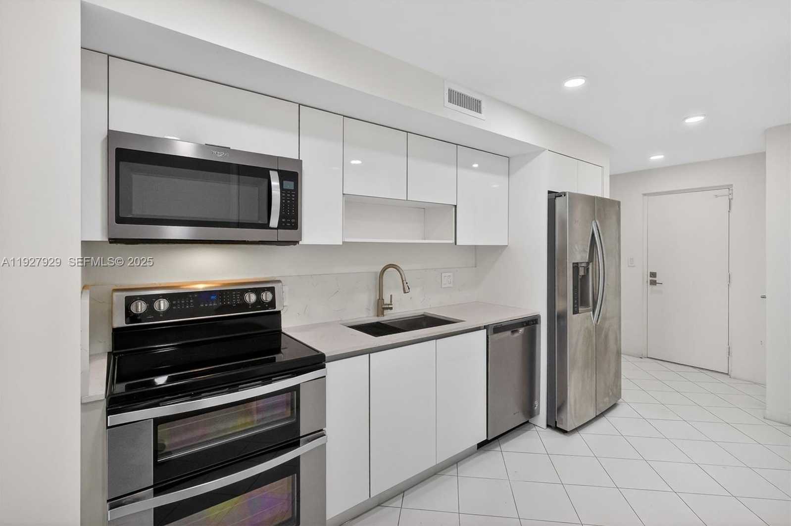 Small Image of 600 GRAPETREE DR #8FS, Key Biscayne Number 13