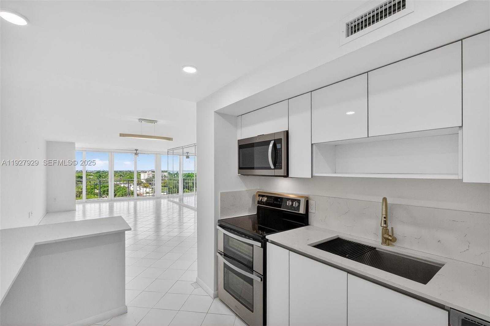 Small Image of 600 GRAPETREE DR #8FS, Key Biscayne Number 17