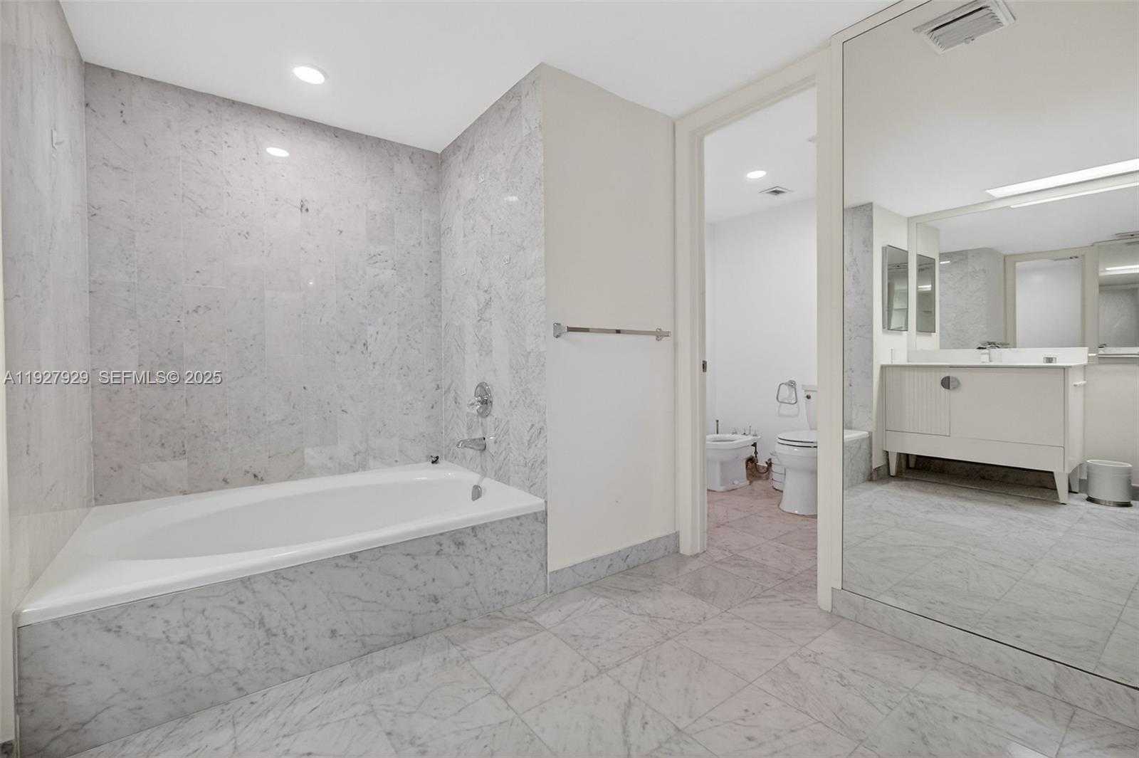 Small Image of 600 GRAPETREE DR #8FS, Key Biscayne Number 31